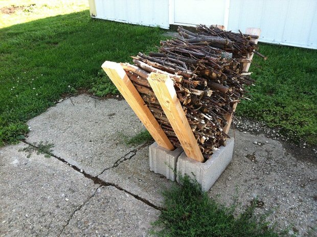 Easy Firewood Rack From 2 Cinder Blocks and 4 2×4’s