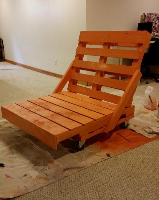 Simple Pallet Lounge Chair